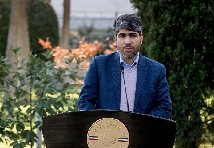 🔵لطیفی: بنای دولت تعطیلی پنجشنبه است  رئیس سازمان امور اداری و استخدامی کشور: 🔹هنوز تصمیمی درباره تغییر تعطیلی پنجشنبه گرفته نشده است، بنای ما این است که تعطیلی روز پنجشنبه باشد.  🔹منتظر هستیم که این مصوبه در مجلس مطرح و پیش از لایحه برنامه هفتم مصوب شود تا تکلیف ما هم مشخص شود.  🔹ساعت کاری کارکنان دولت که از ۴۴ به ۴۰ ساعت در هفته تقلیل پیدا کرده است؛ بهره‌وری هم نشان داده که اگر ساعت کاری را کاهش دهیم روی عملکرد تاثیر منفی ندارد.